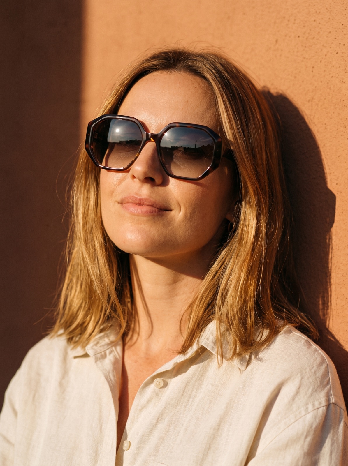 Donna con occhiali da sole RES/REI Agave
